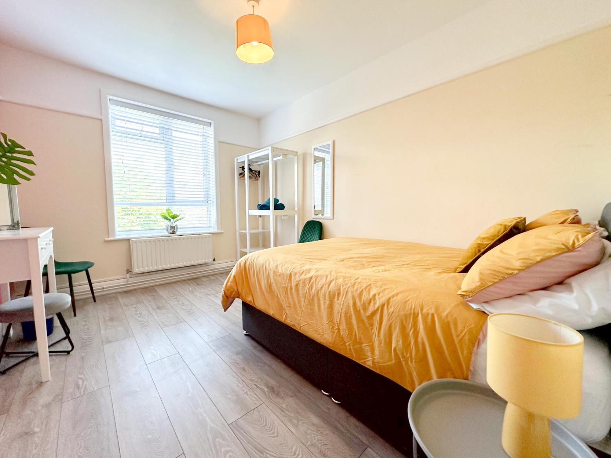 Bournemouth 3 Bedroom - Parking Exterior photo
