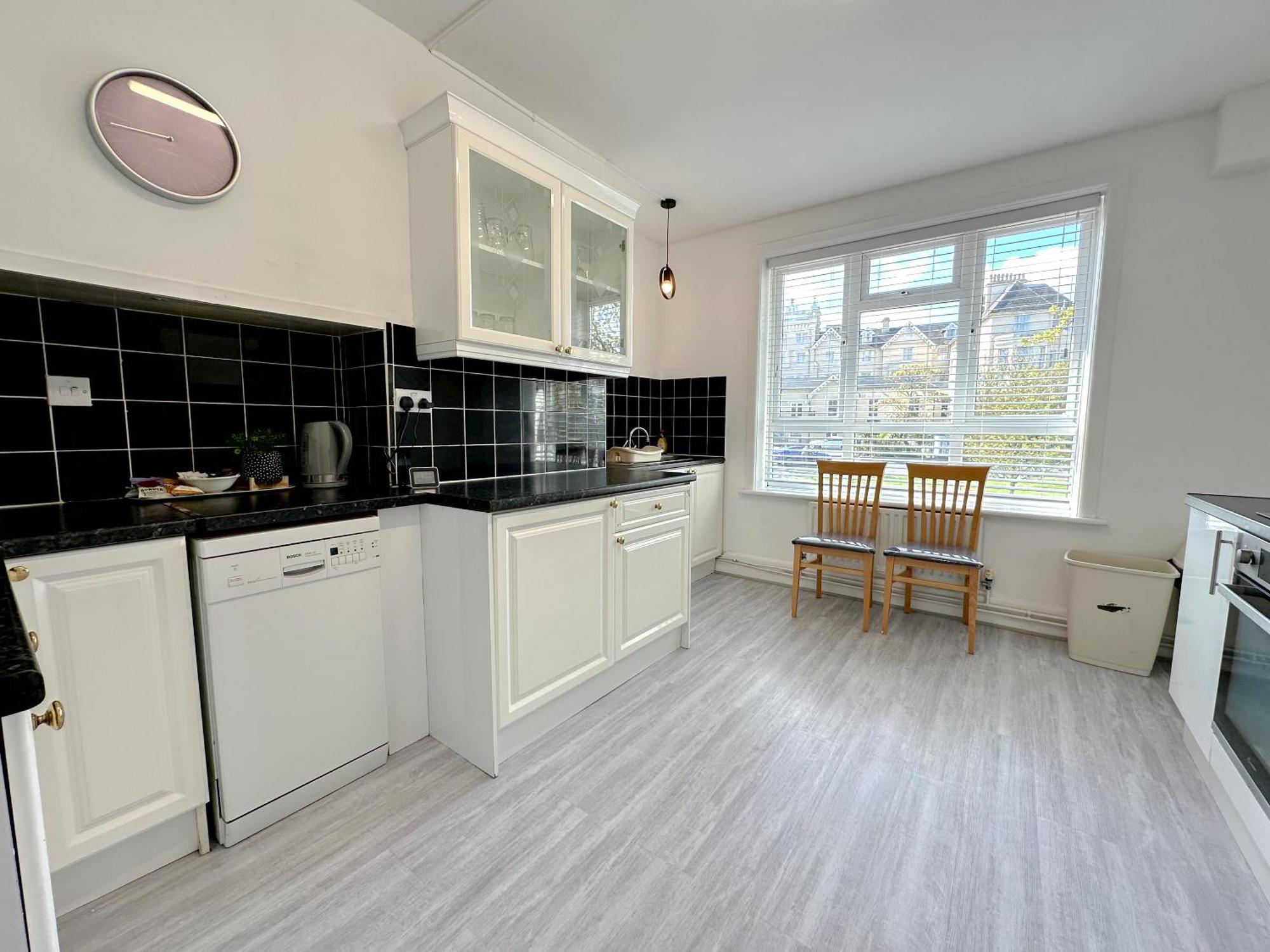 Bournemouth 3 Bedroom - Parking Exterior photo